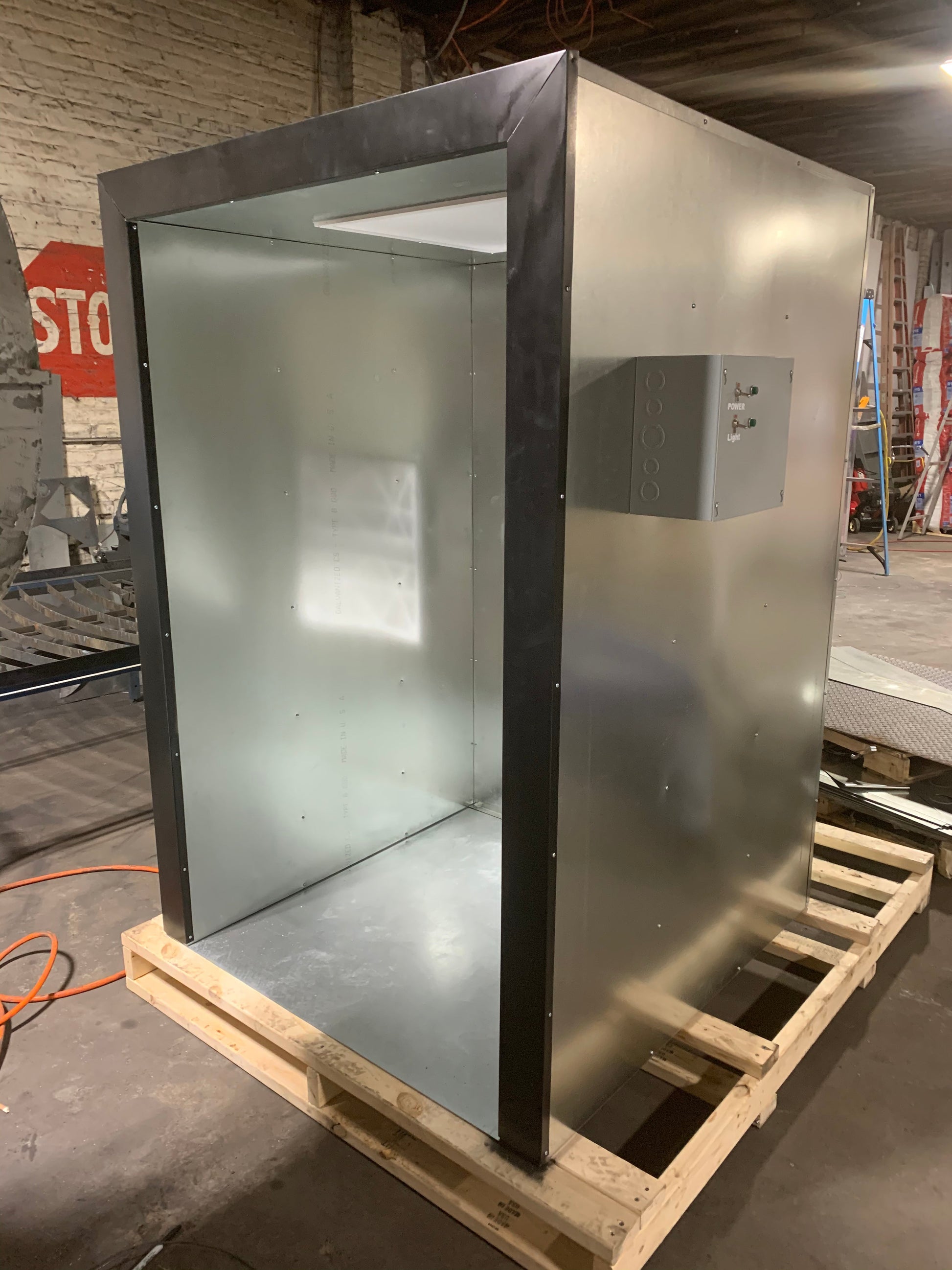 4x4x7 Spray booth